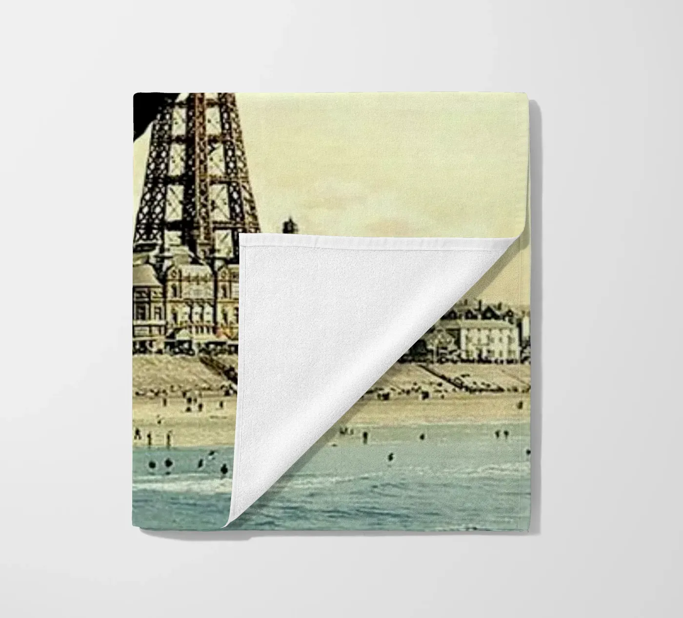 Blackpool strandhanddoek van The Gently Unfurling Sneak