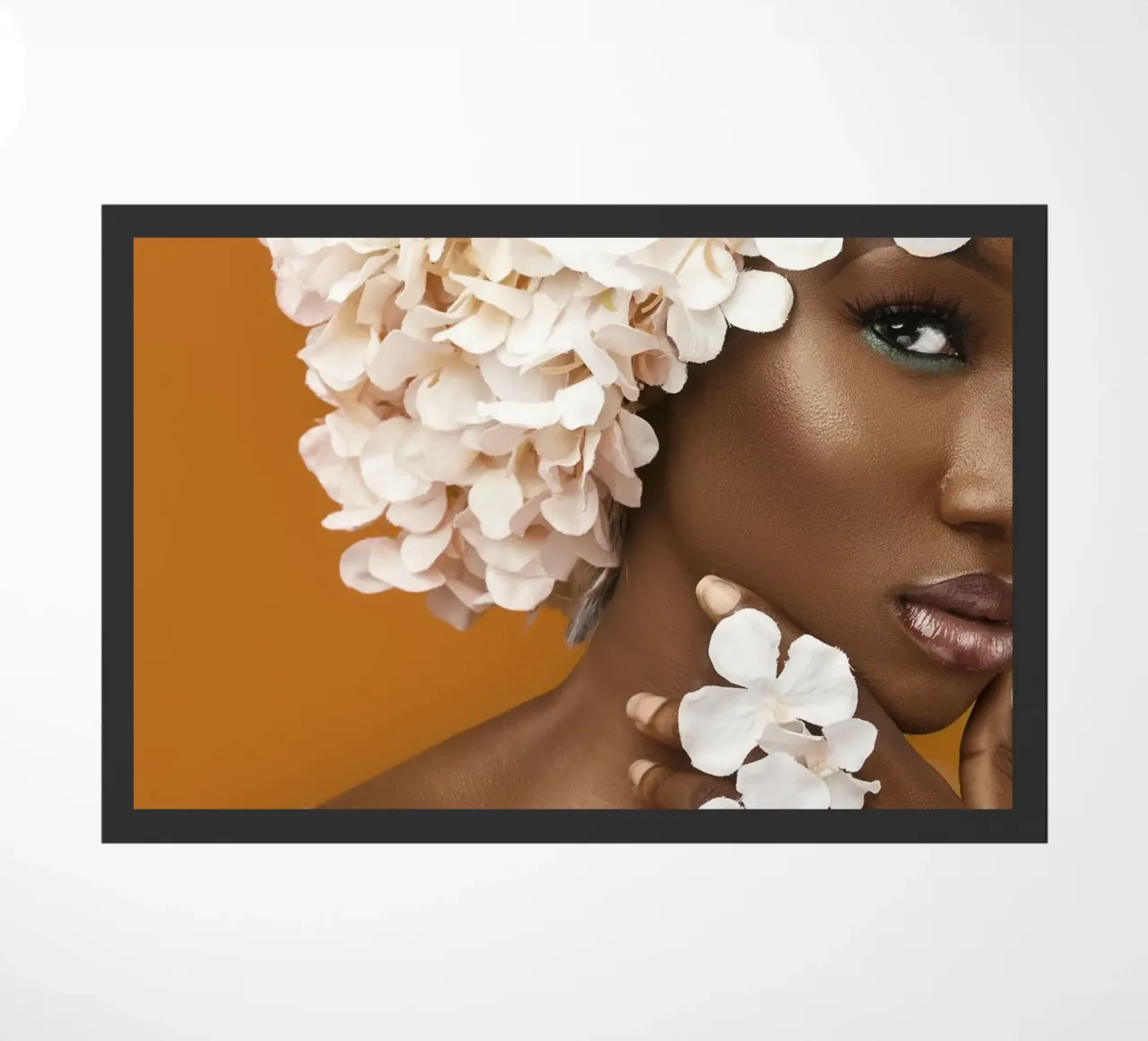 Afro White Flowers Fußmatte von Mathudace Créas
