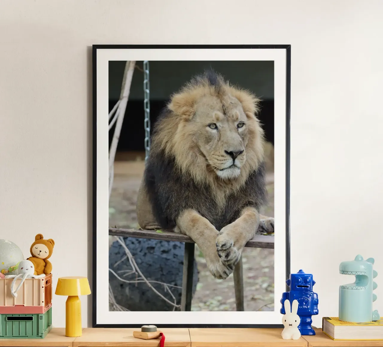 Leone malinconico poster con telaio in plastica da Alexandra Joseph Fotomomente