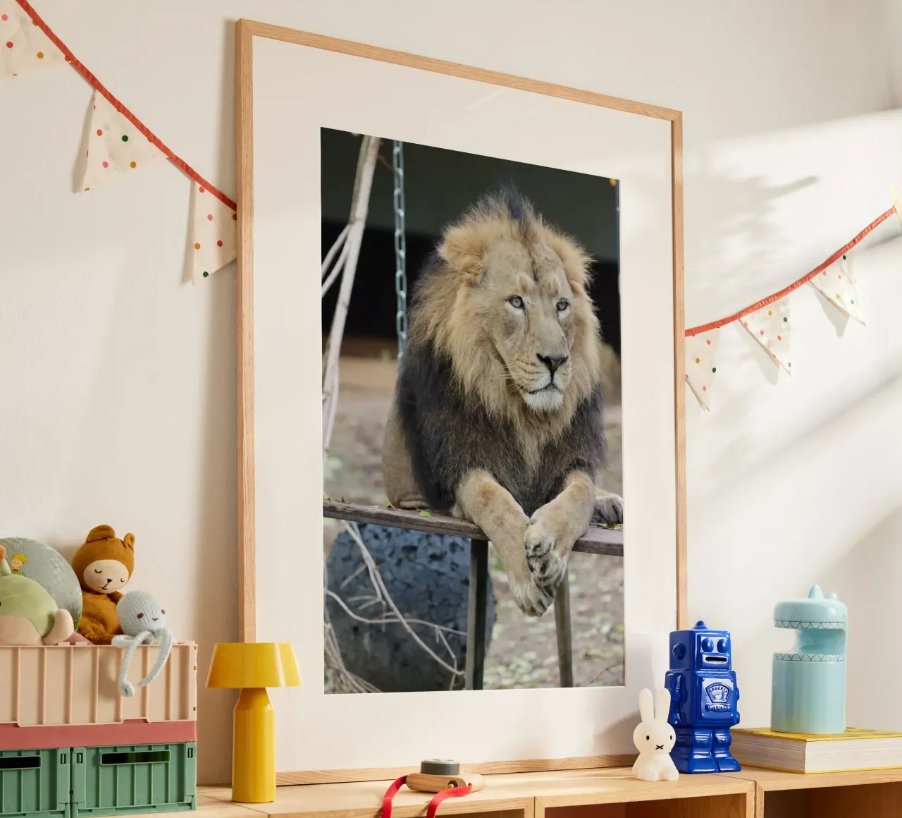 Leone malinconico poster con telaio in plastica da Alexandra Joseph Fotomomente