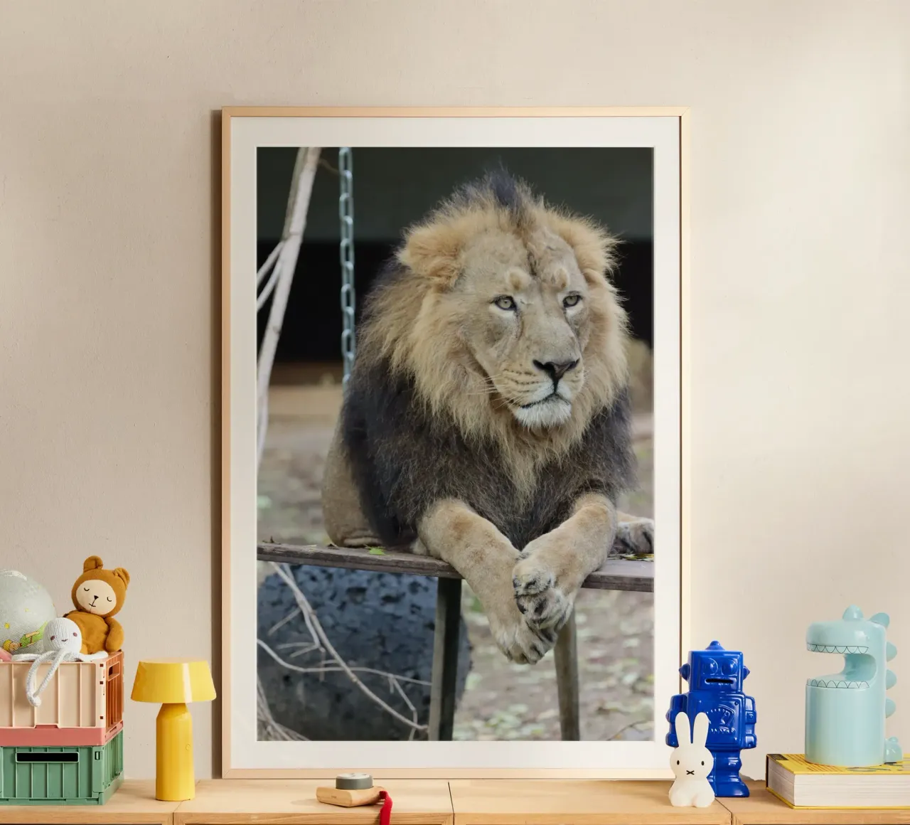 Leone malinconico poster con telaio in plastica da Alexandra Joseph Fotomomente