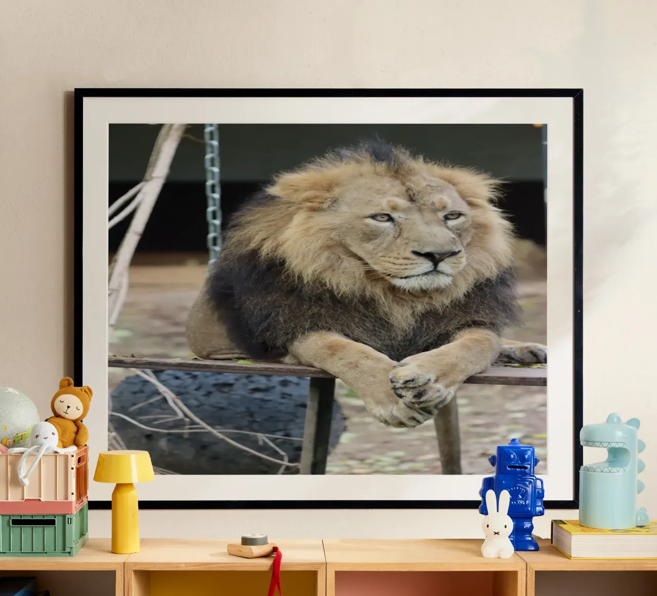 Leone malinconico poster con telaio in plastica da Alexandra Joseph Fotomomente