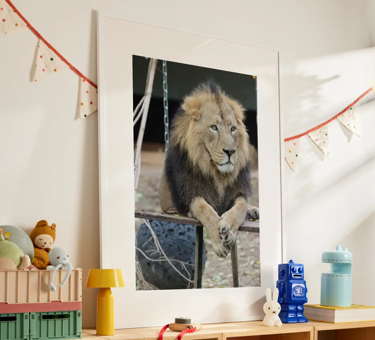 Leone malinconico poster con telaio in plastica da Alexandra Joseph Fotomomente