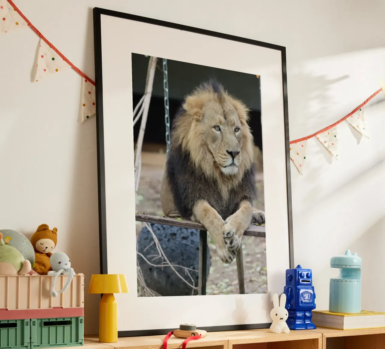 Leone malinconico poster con telaio in plastica da Alexandra Joseph Fotomomente