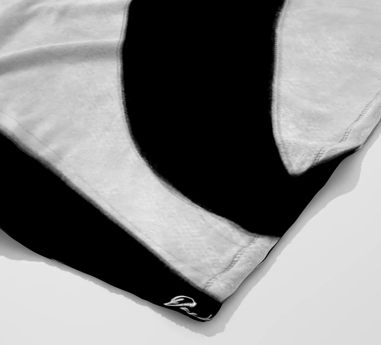 Delicate Shadows coperta in pile da Mike Leymi