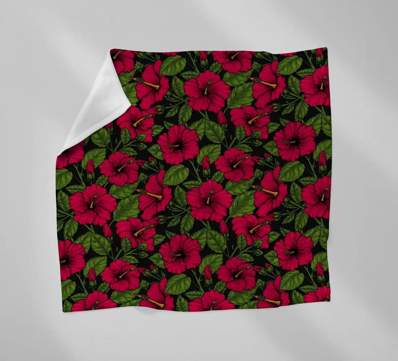 Ibisco rosso, foglie verdi su nero coperta in pile da Painted Nature