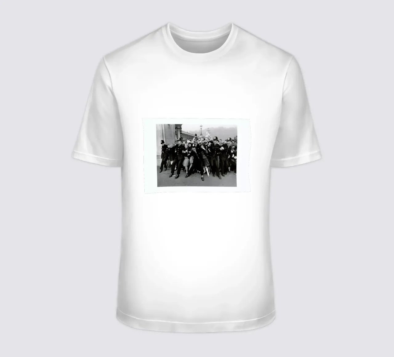 Beatles receiving their MBE's, 1965 t-shirt da Gallery Print and Art Limited