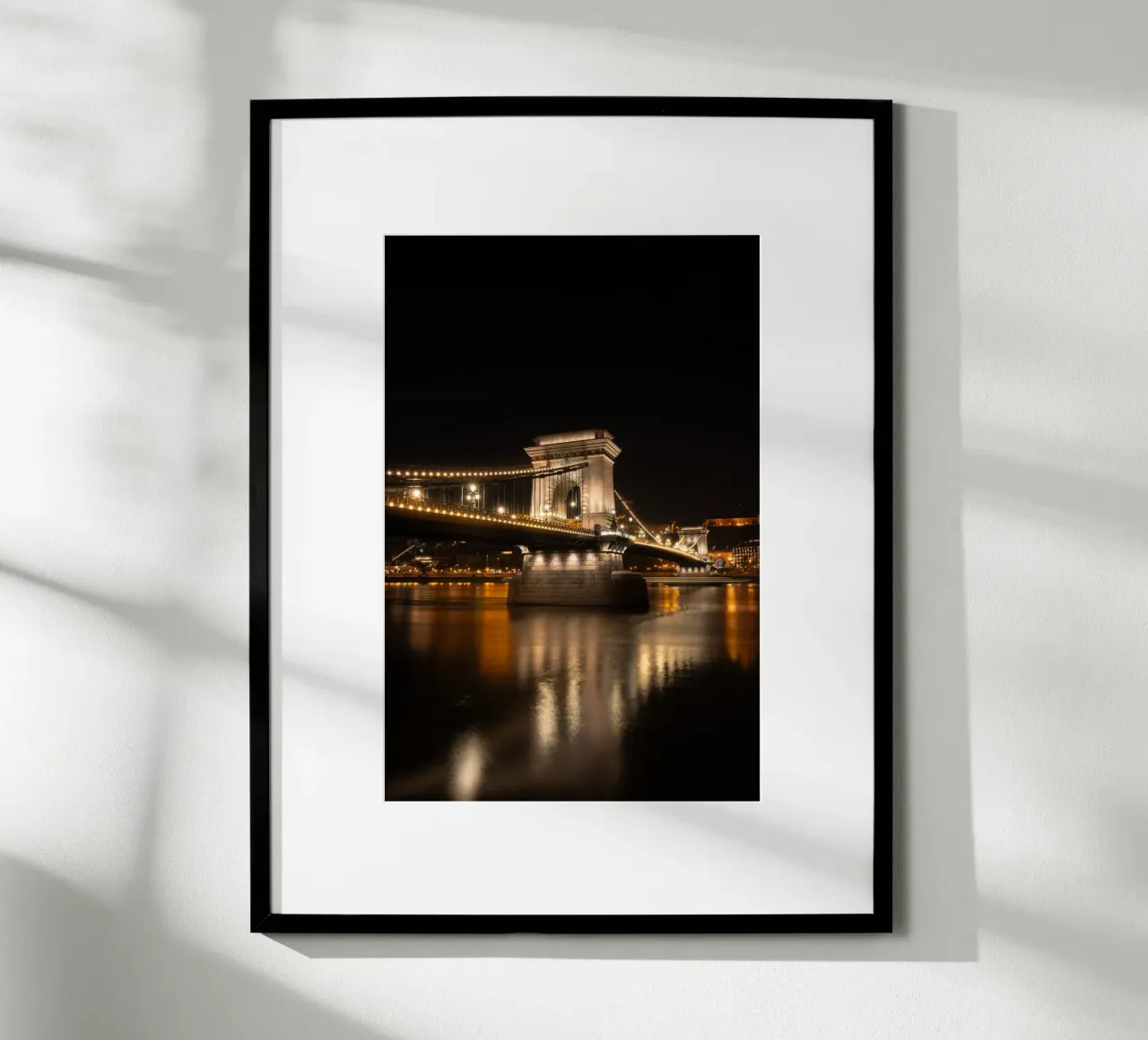 Il Ponte delle Catene di Budapest in abito scintillante poster con telaio in alluminio da fokusfernweh