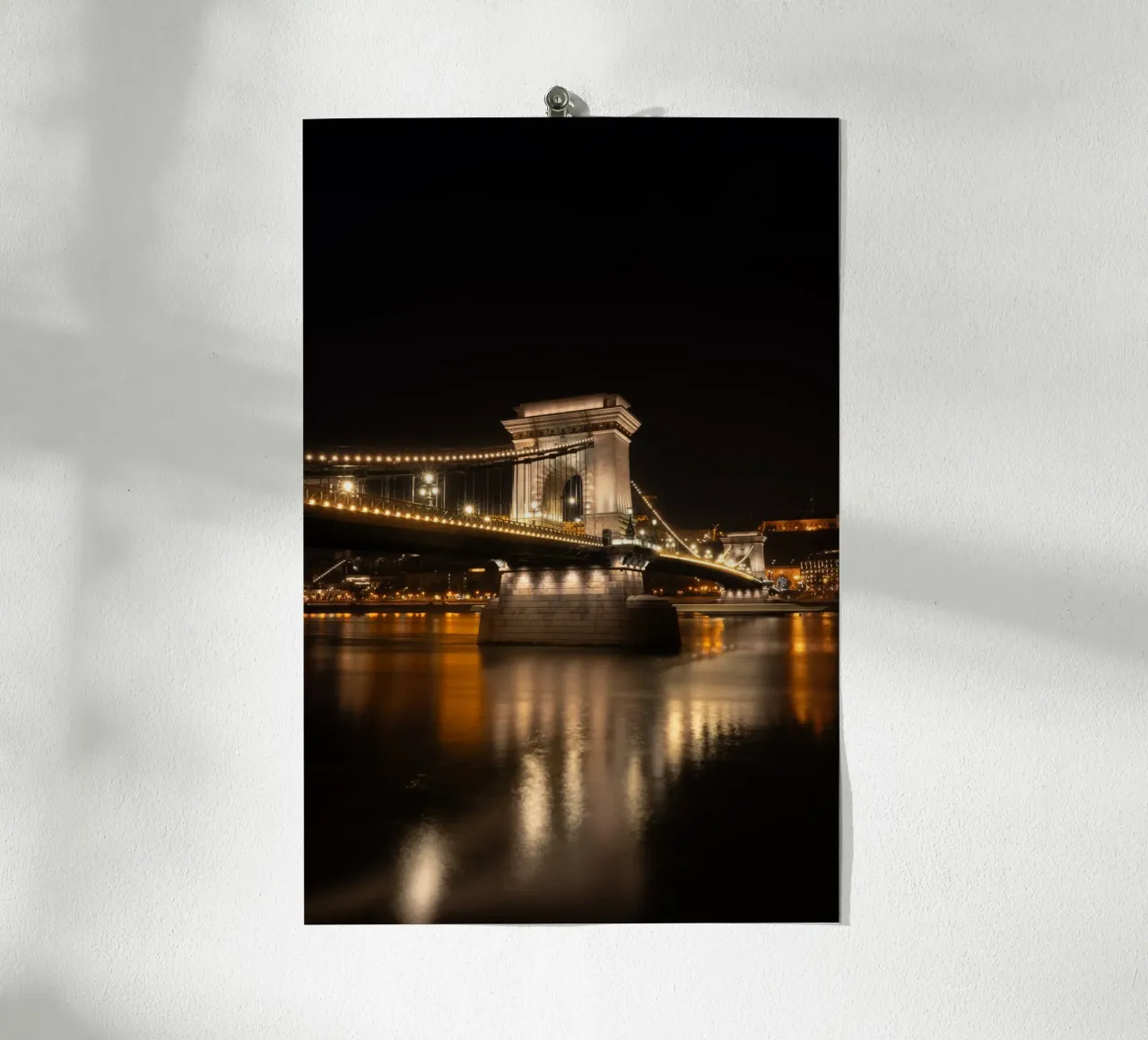 Il Ponte delle Catene di Budapest in abito scintillante poster con telaio in alluminio da fokusfernweh