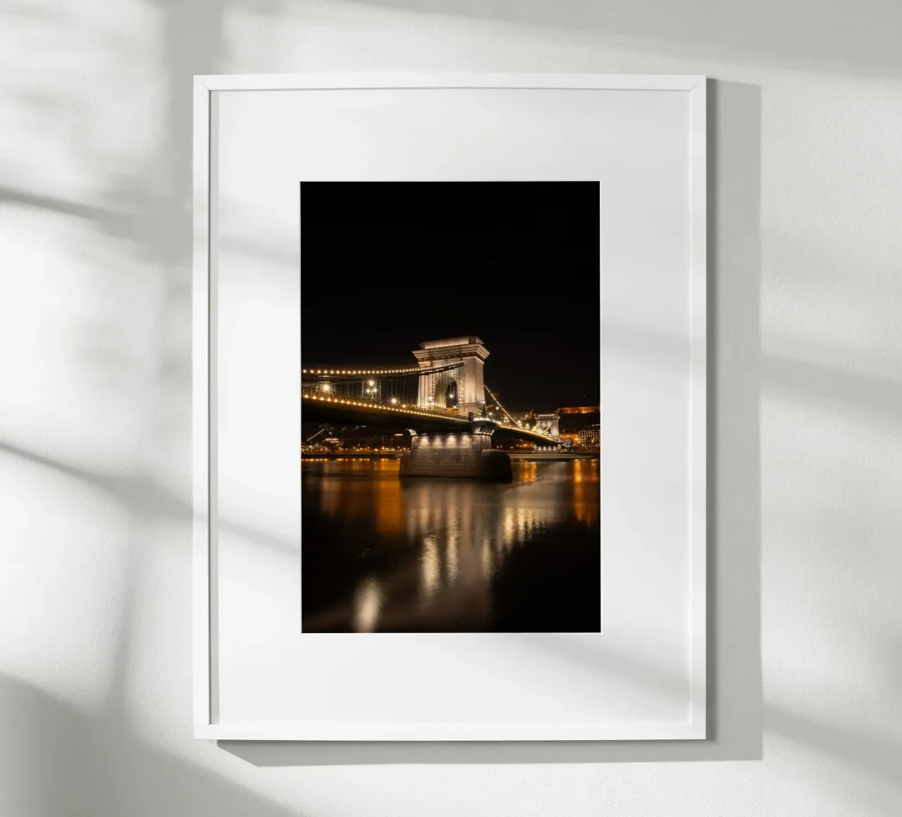 Il Ponte delle Catene di Budapest in abito scintillante poster con telaio in alluminio da fokusfernweh