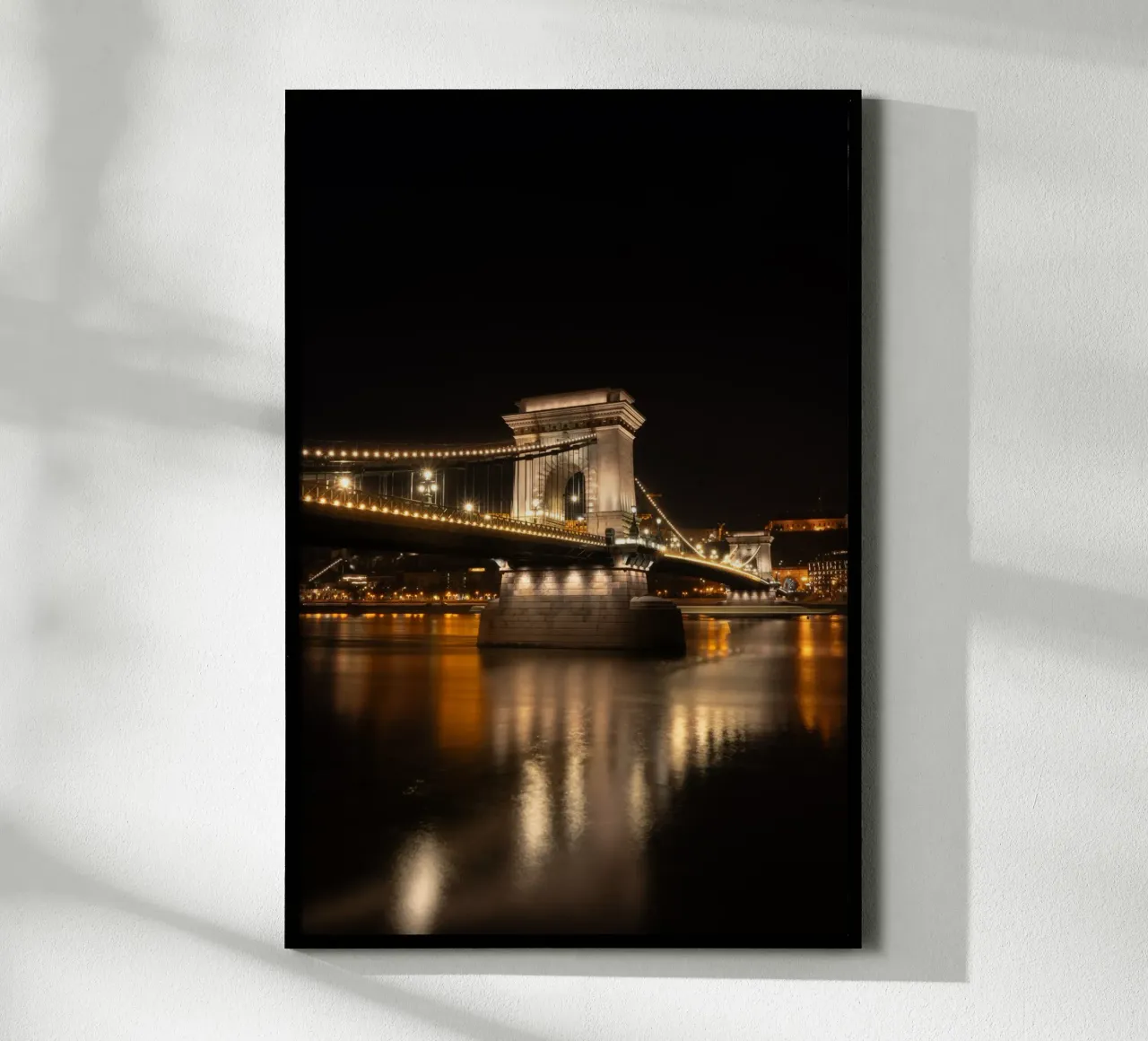 Il Ponte delle Catene di Budapest in abito scintillante poster con telaio in alluminio da fokusfernweh