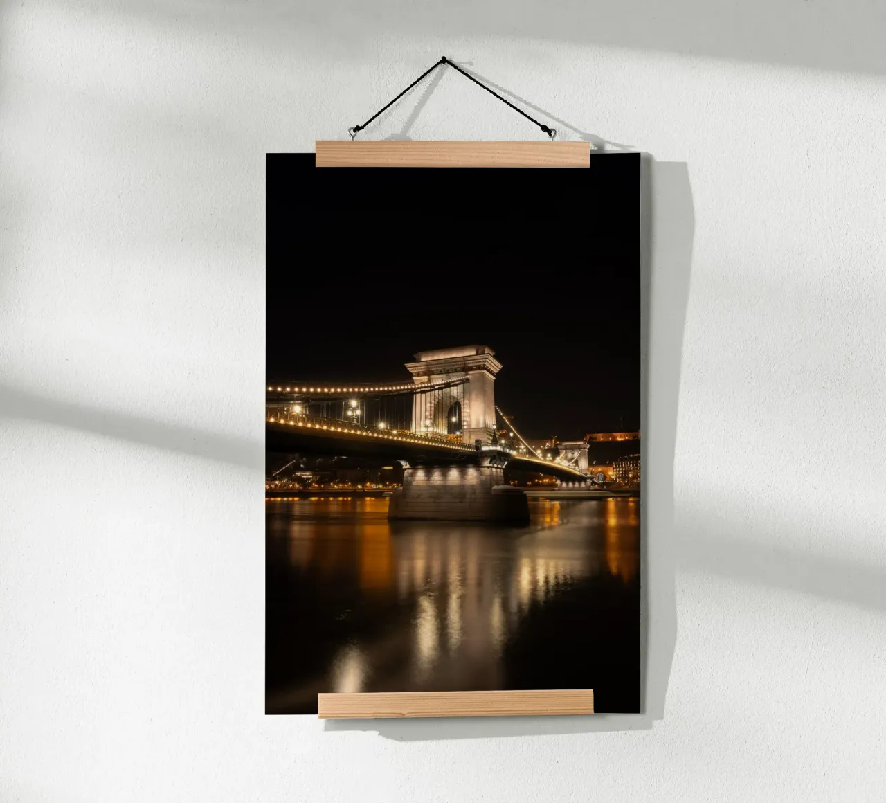 Il Ponte delle Catene di Budapest in abito scintillante poster con telaio in alluminio da fokusfernweh