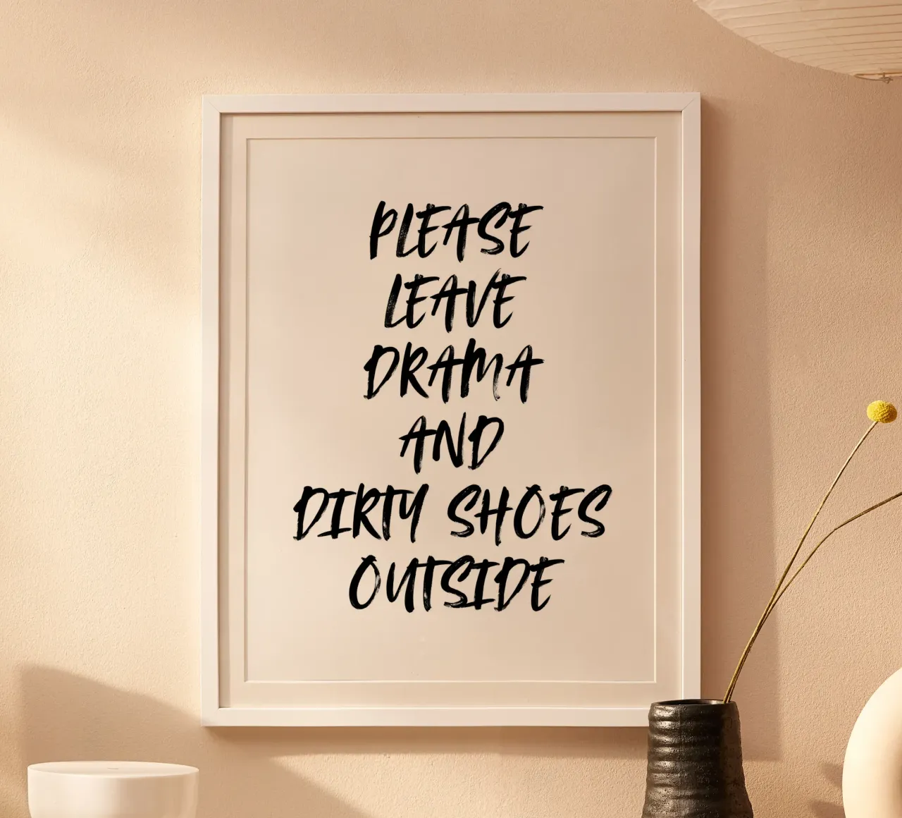 LASCIATE FUORI IL DRAMMA E LE SCARPE SPORCHE poster con telaio in legno da ArtDesign by KBK