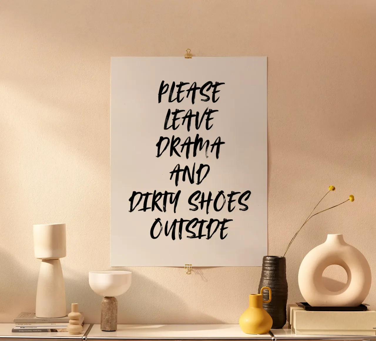 LASCIATE FUORI IL DRAMMA E LE SCARPE SPORCHE poster con telaio in legno da ArtDesign by KBK