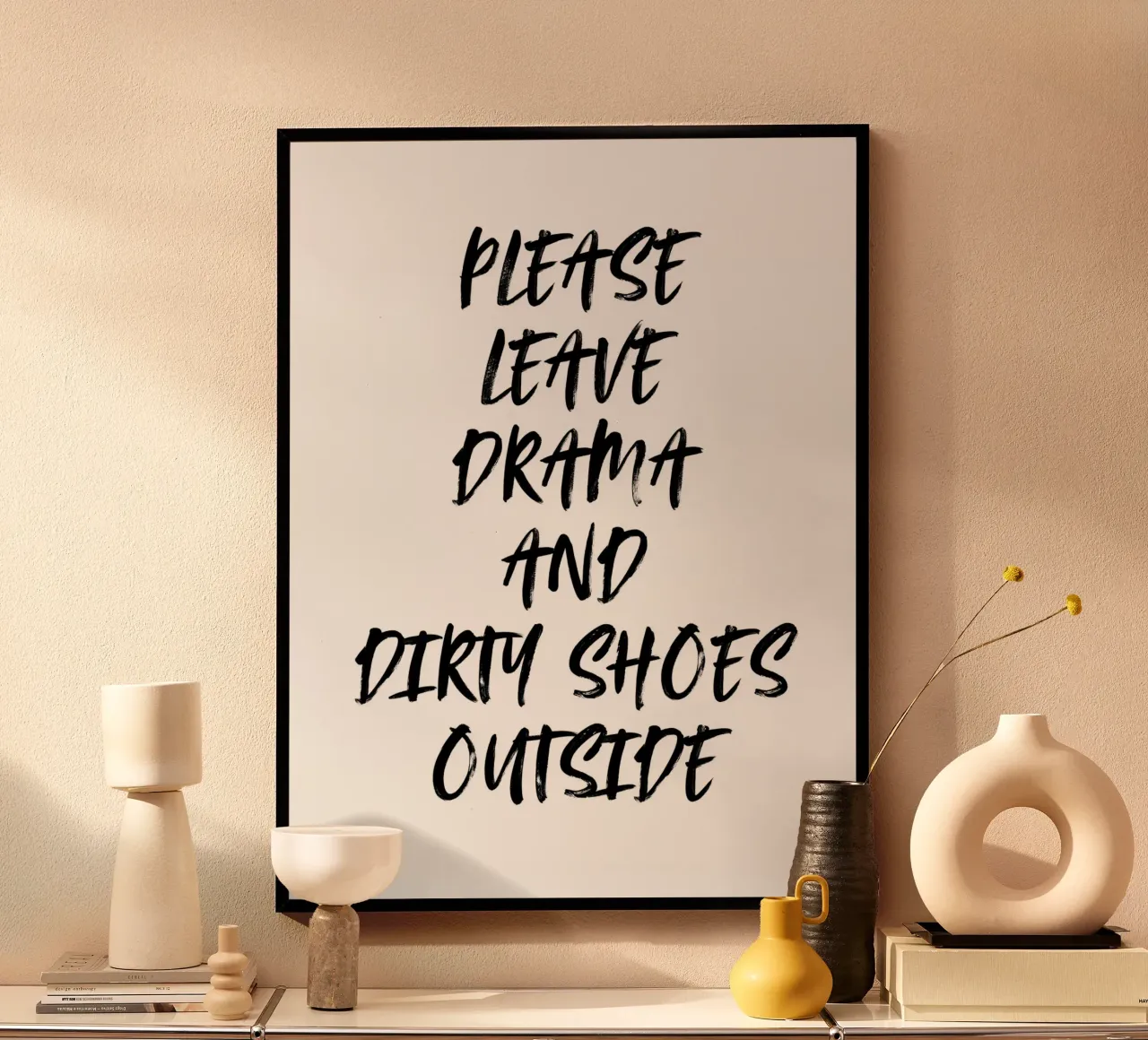 LASCIATE FUORI IL DRAMMA E LE SCARPE SPORCHE poster con telaio in legno da ArtDesign by KBK