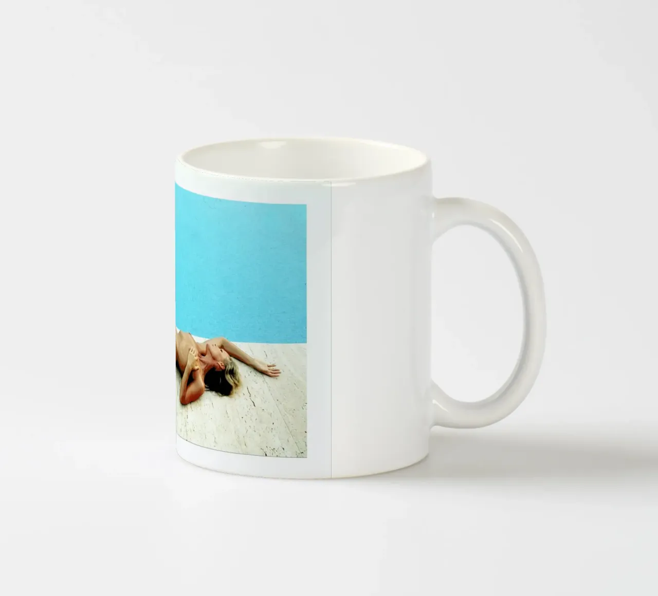 Ursula Andress in Saint Tropez tazza in ceramica da Gallery Print and Art Limited