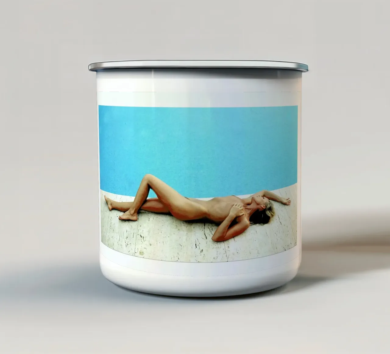 Ursula Andress in Saint Tropez tazza in smalto da Gallery Print and Art Limited