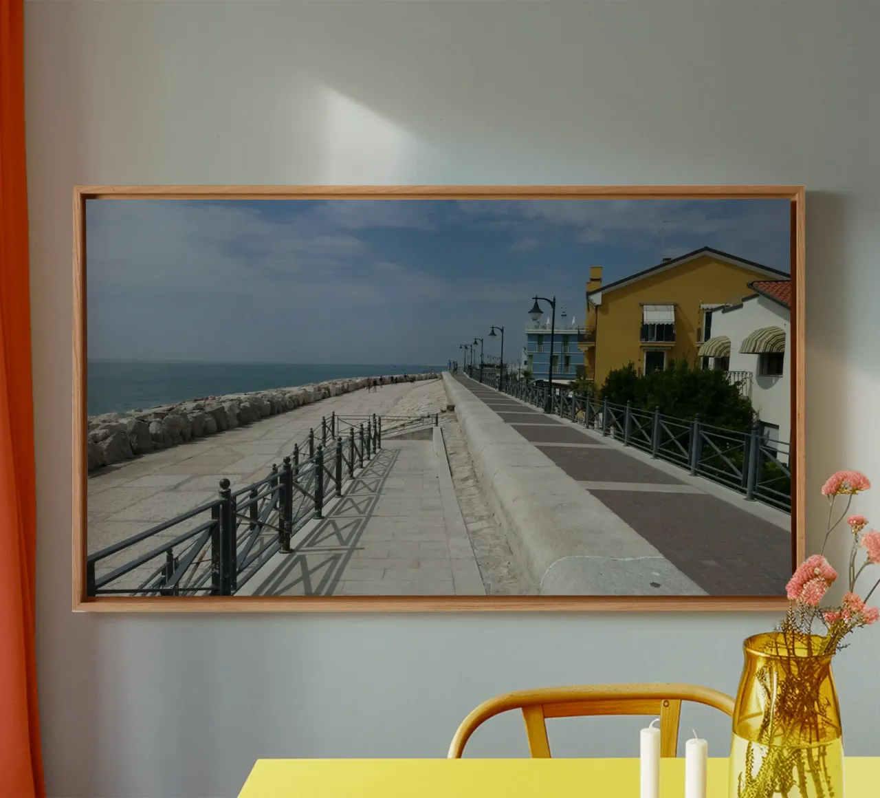 Idyllische strandboulevard in Caorle canvas met Baklijst van Alexandra Joseph Fotomomente