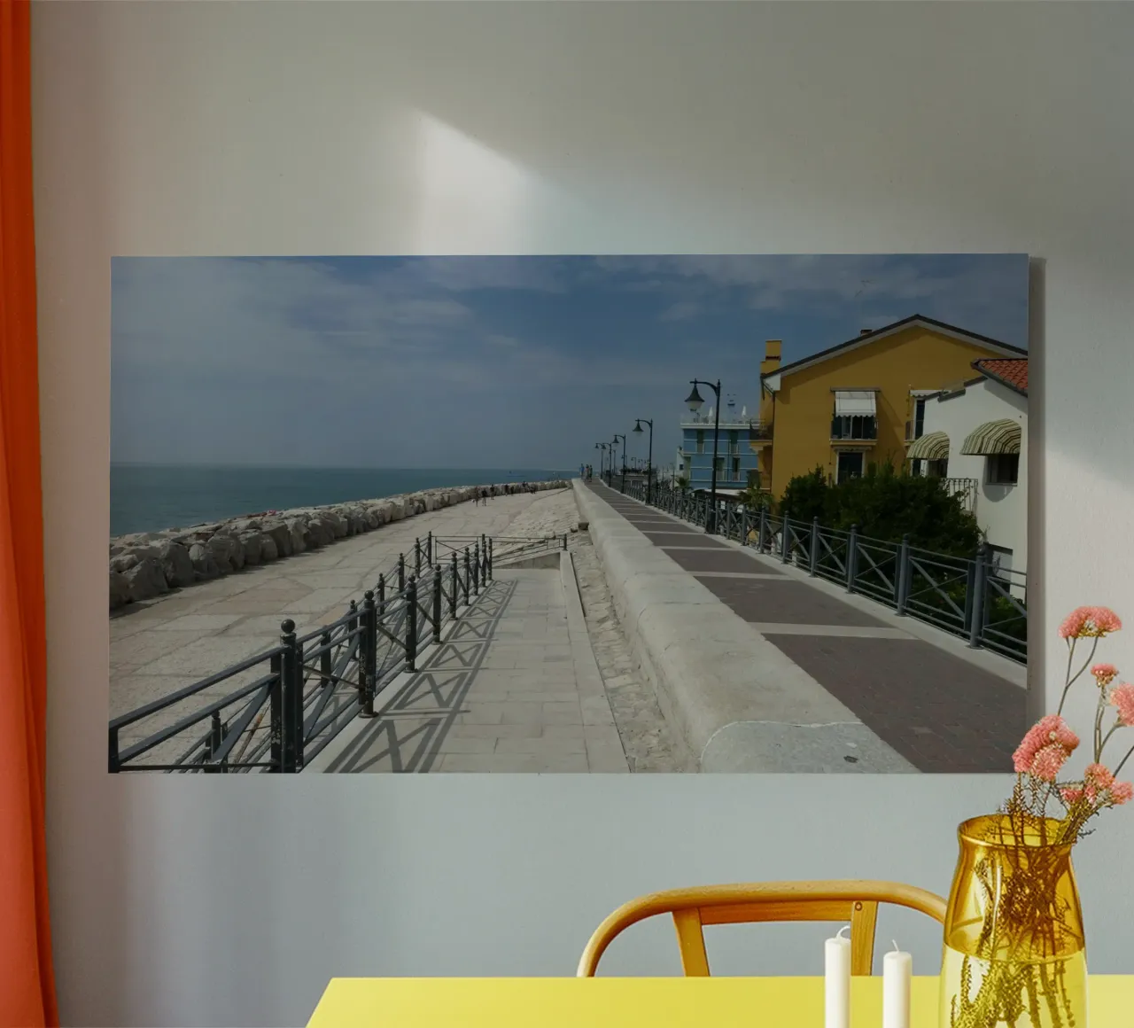 Idyllische strandboulevard in Caorle canvas met Baklijst van Alexandra Joseph Fotomomente