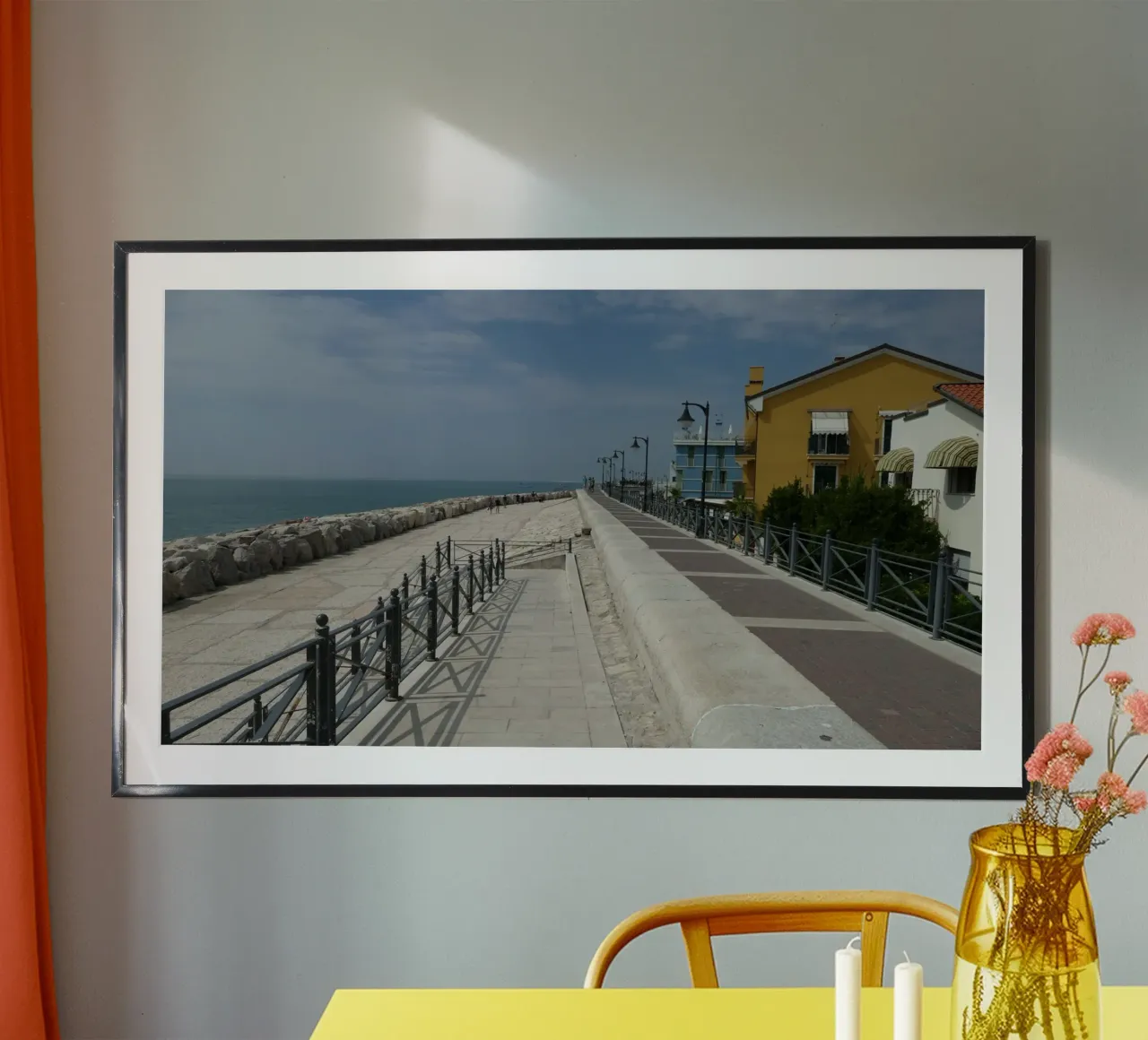 Idilliaco lungomare di Caorle poster con telaio in legno da Alexandra Joseph Fotomomente