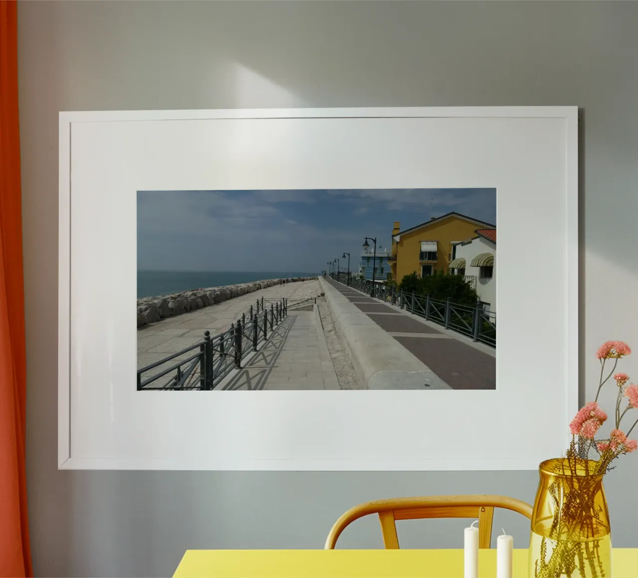 Idilliaco lungomare di Caorle poster con telaio in legno da Alexandra Joseph Fotomomente