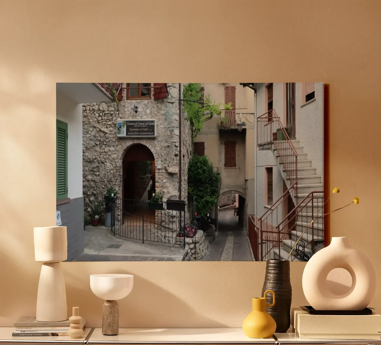 Italiaanse steeg in Limone canvas met Baklijst van Alexandra Joseph Fotomomente
