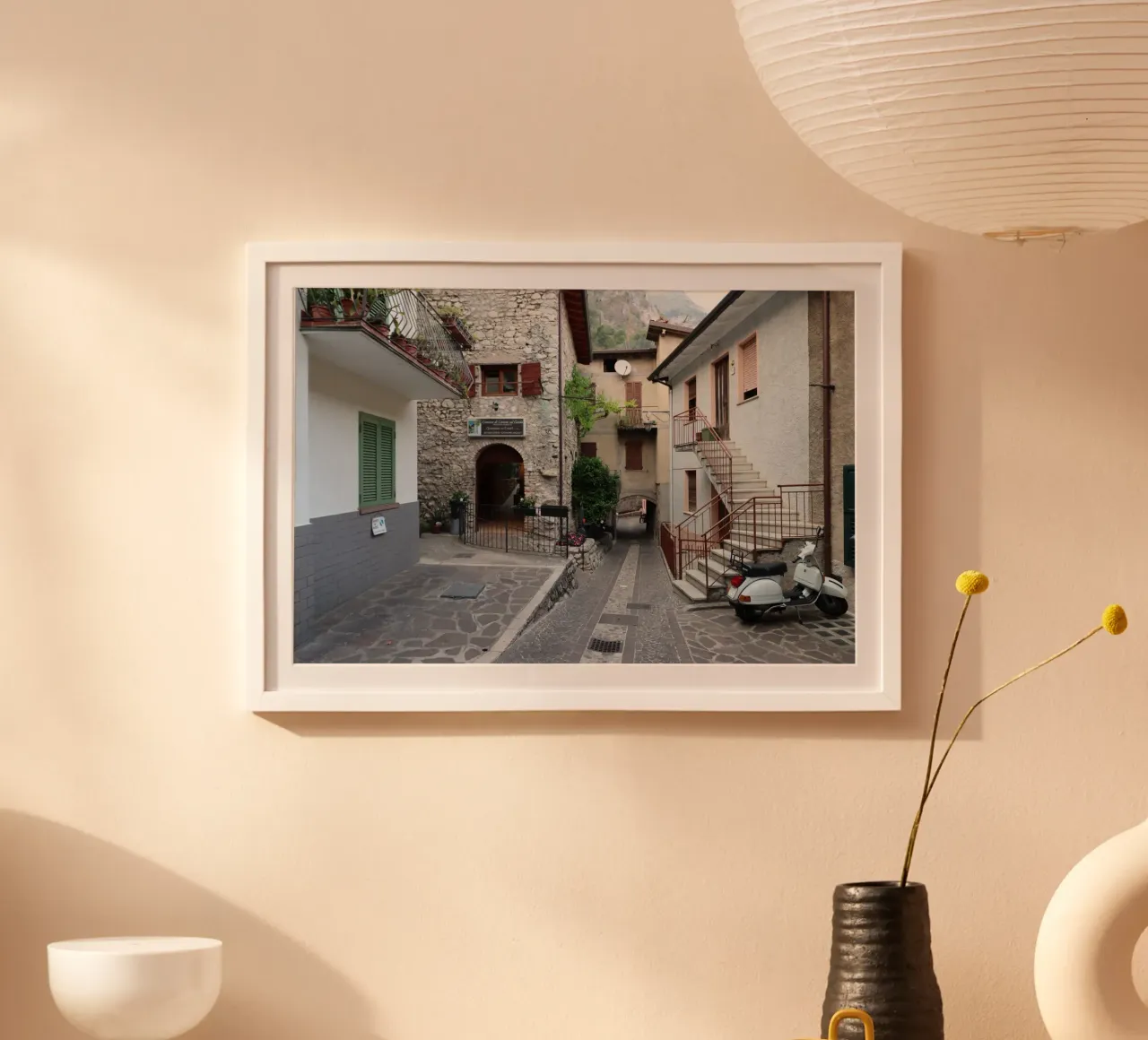 Vicolo italiano a Limone poster con telaio in alluminio da Alexandra Joseph Fotomomente