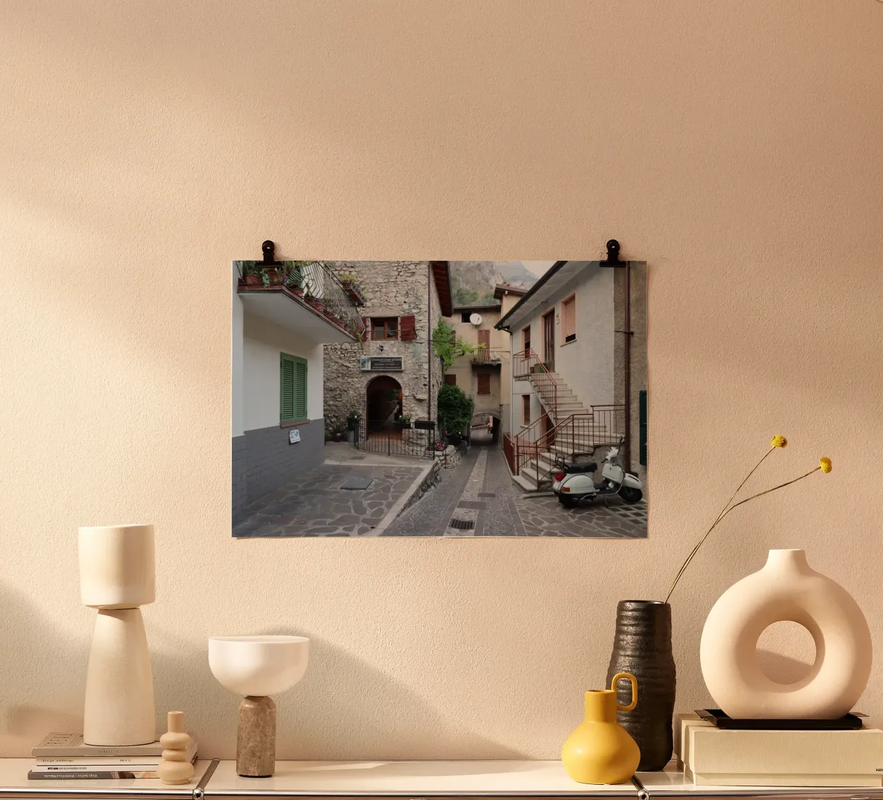 Vicolo italiano a Limone poster con telaio in alluminio da Alexandra Joseph Fotomomente