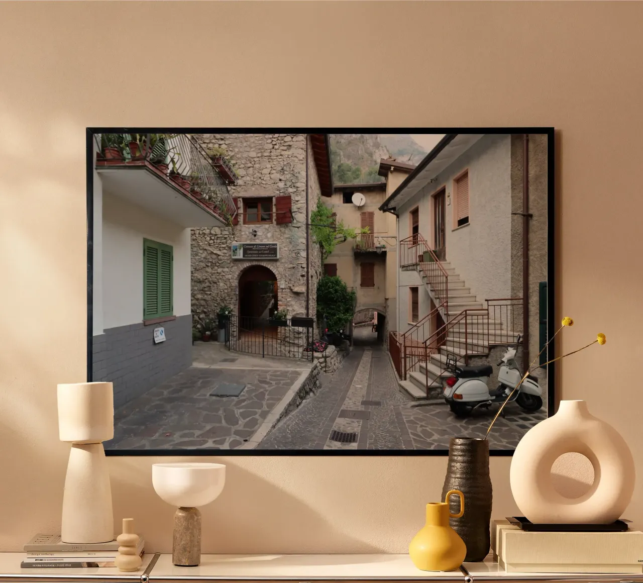 Vicolo italiano a Limone poster con telaio in alluminio da Alexandra Joseph Fotomomente