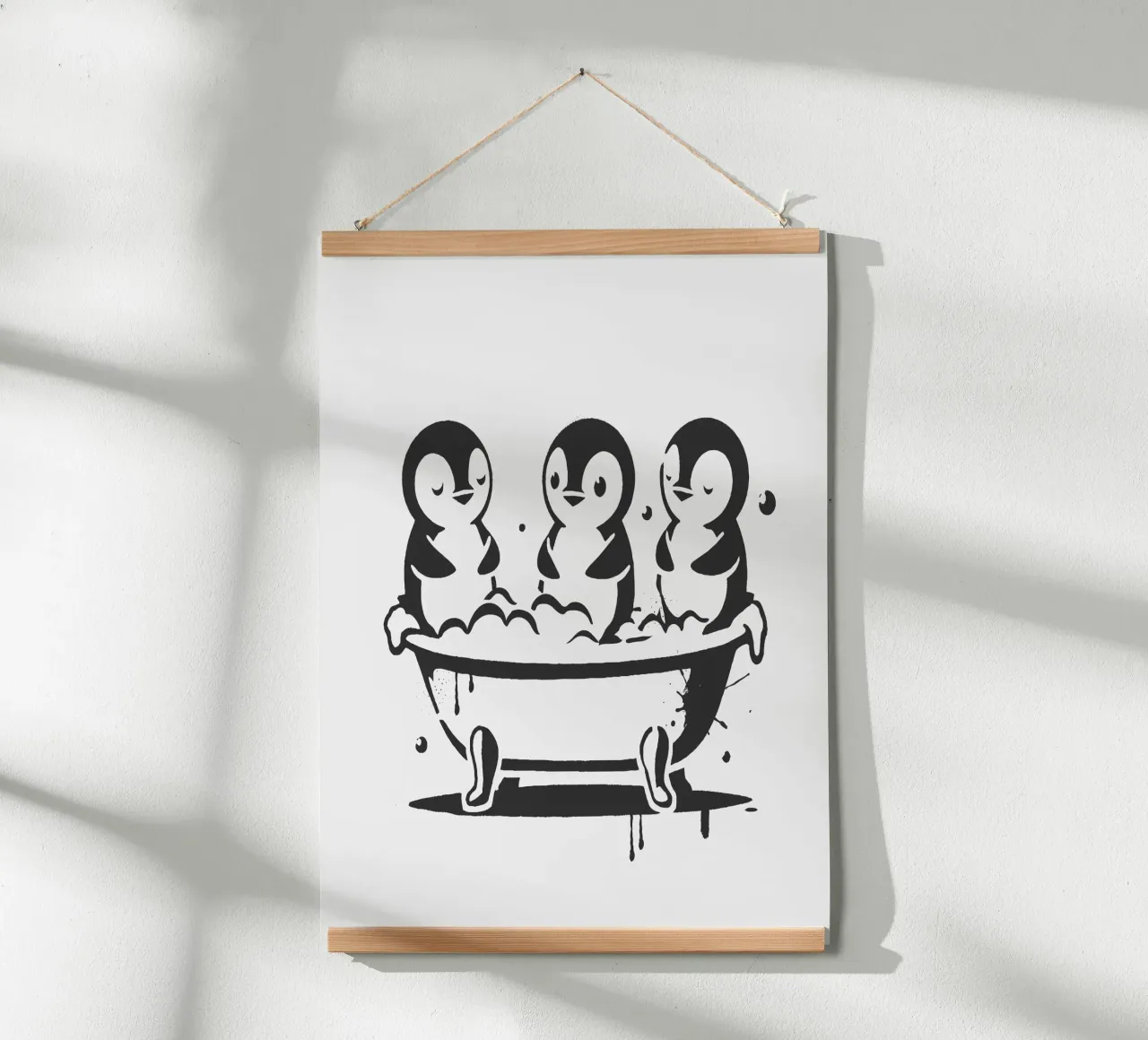 Allegri pinguini nella vasca da bagno in stile stencil poster con telaio in legno da namosh