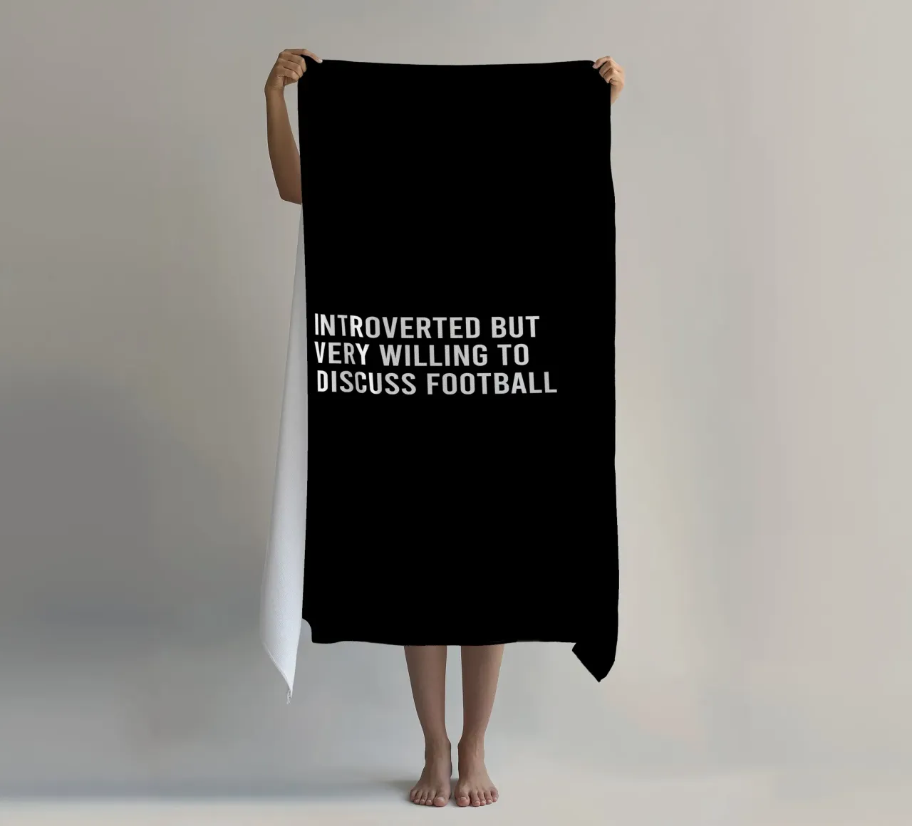 Introverted but very willing to discuss football toalla de playa de happieeagle