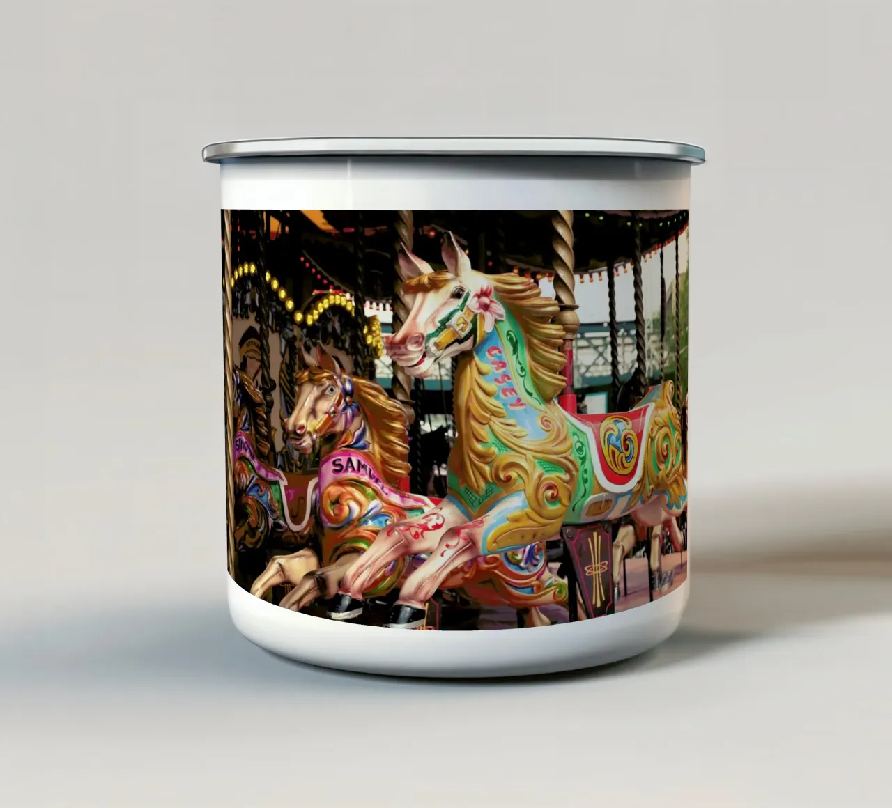 London Horse tazza in smalto da Flo Klein