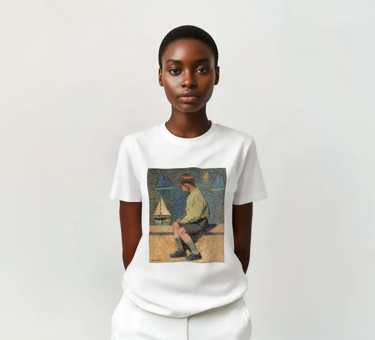 Henri Martin - Ragazzo con barca a vela in un bacino t-shirt da ARTOTHEK