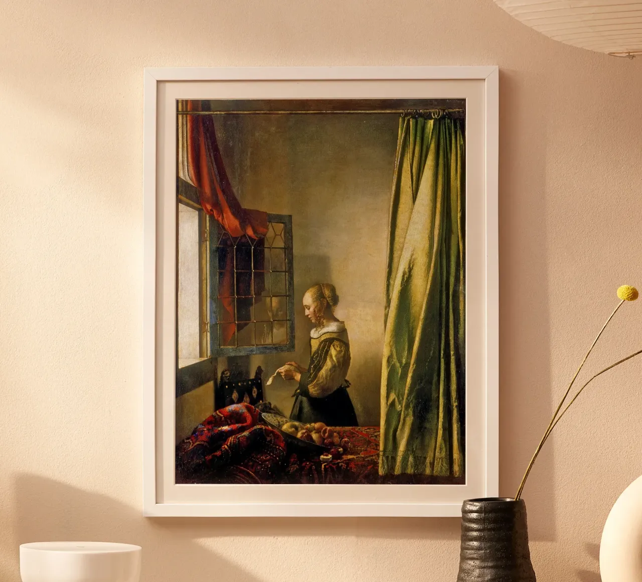 Vermeer - Jeune fille à la fenêtre lisant une lettre poster avec cadre en plastique de ARTOTHEK