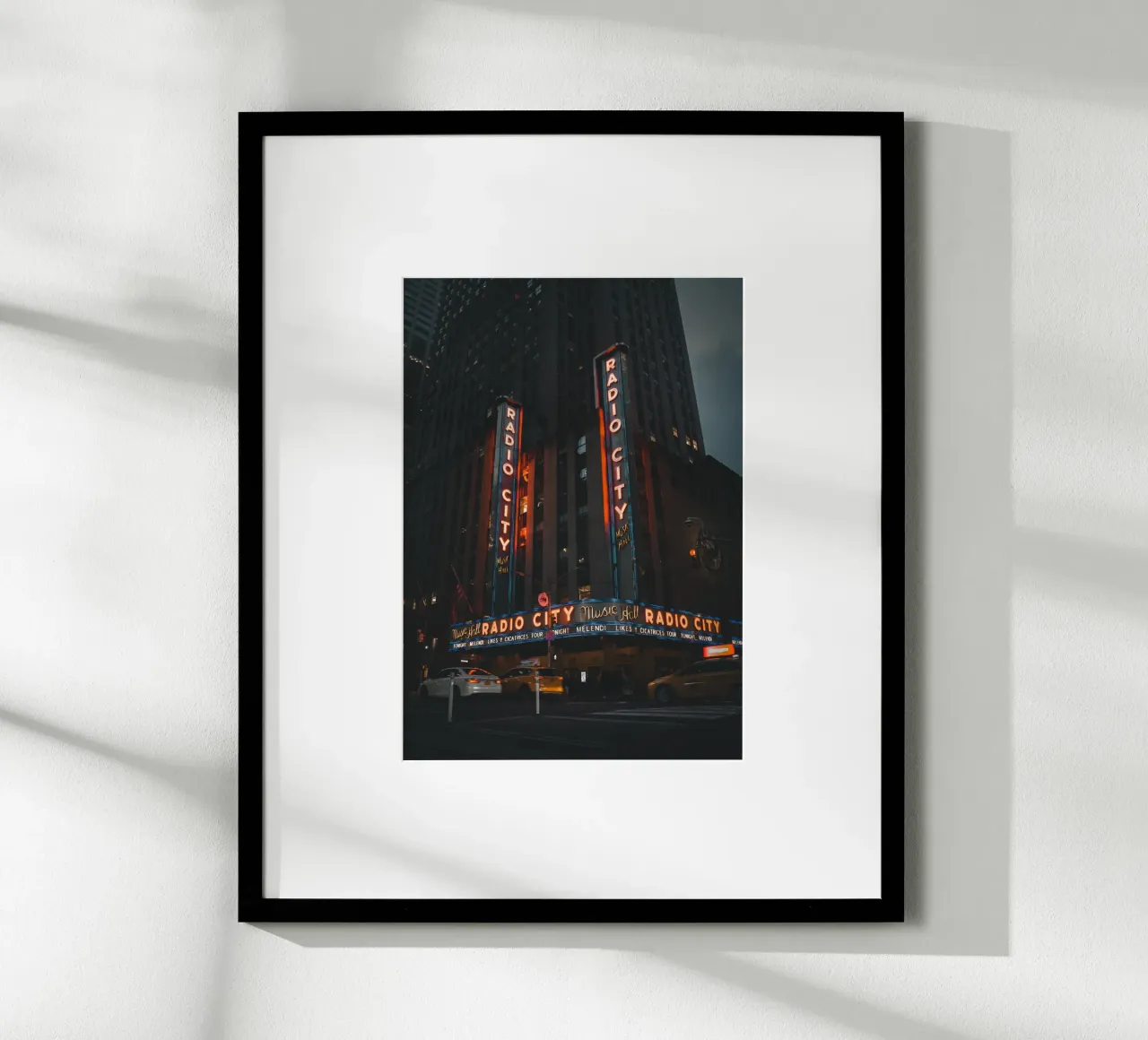 Radio City Music Hall bei Nacht poster con telaio in plastica da fokusfernweh