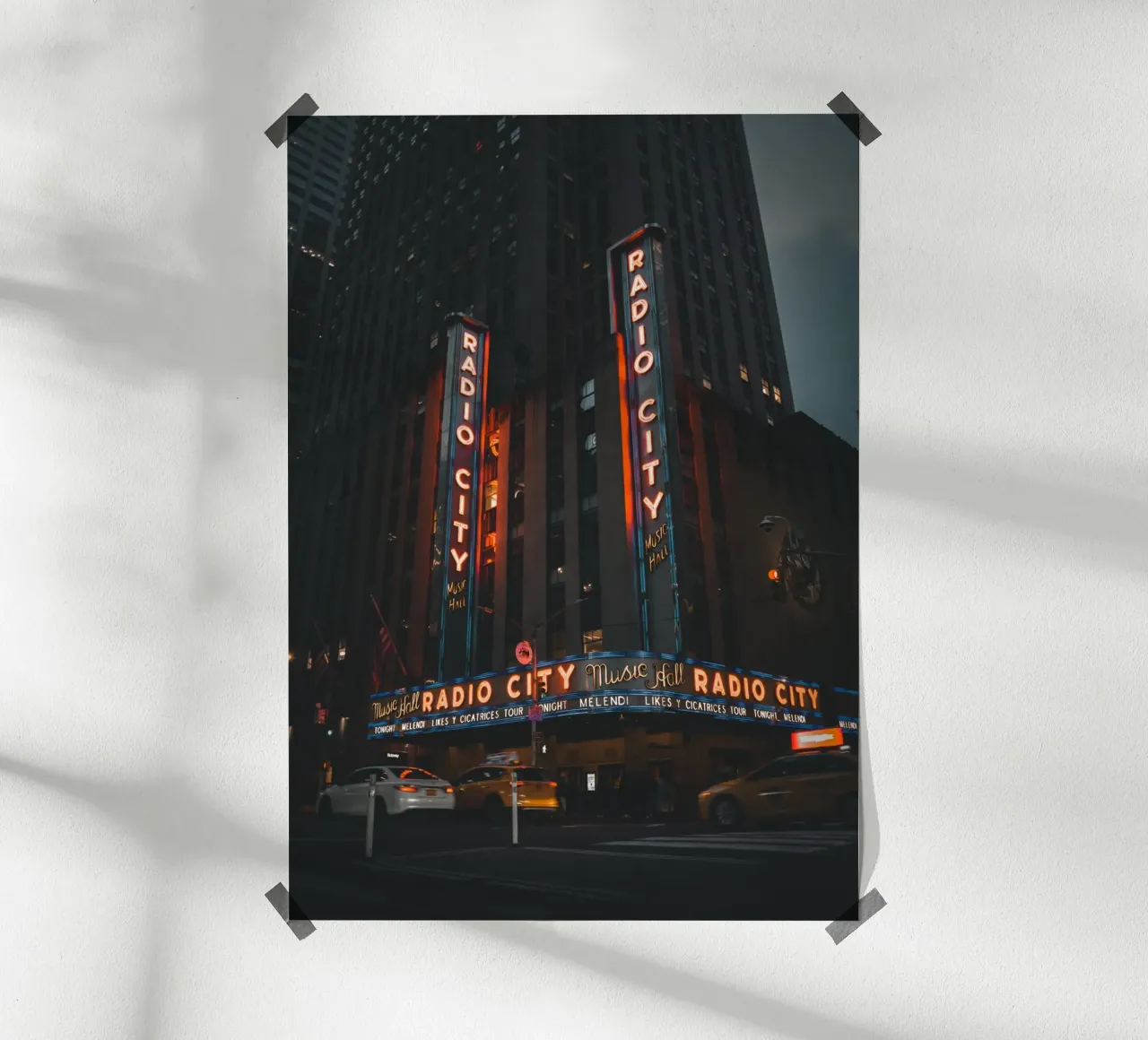 Radio City Music Hall bei Nacht poster con telaio in plastica da fokusfernweh