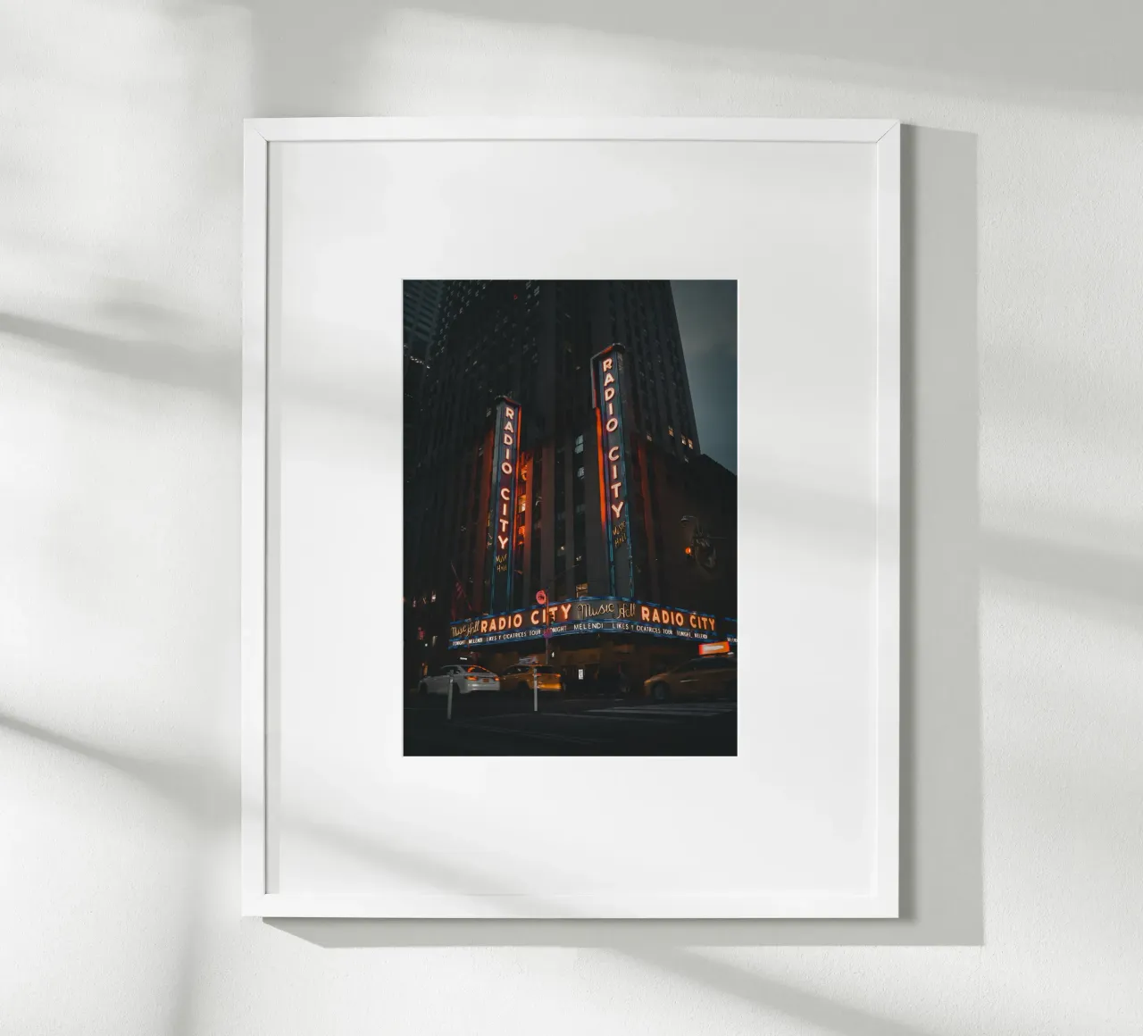 Radio City Music Hall bei Nacht poster con telaio in plastica da fokusfernweh
