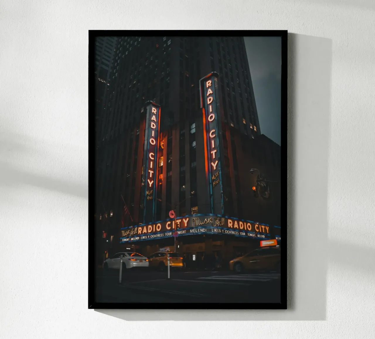 Radio City Music Hall bei Nacht poster con telaio in plastica da fokusfernweh