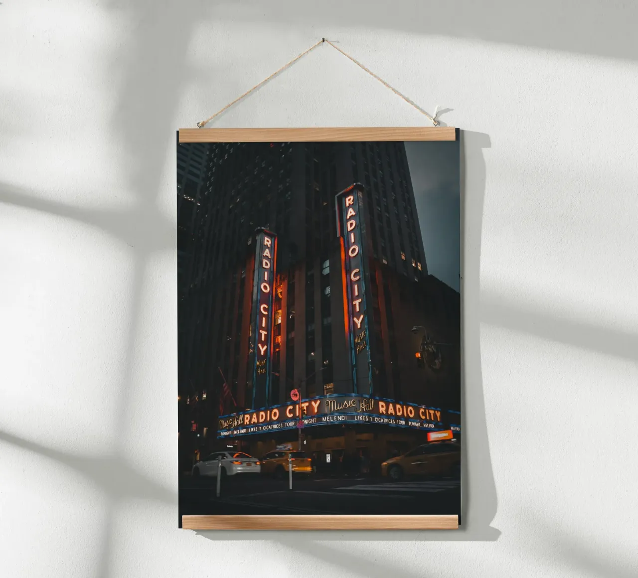 Radio City Music Hall bei Nacht poster con telaio in plastica da fokusfernweh