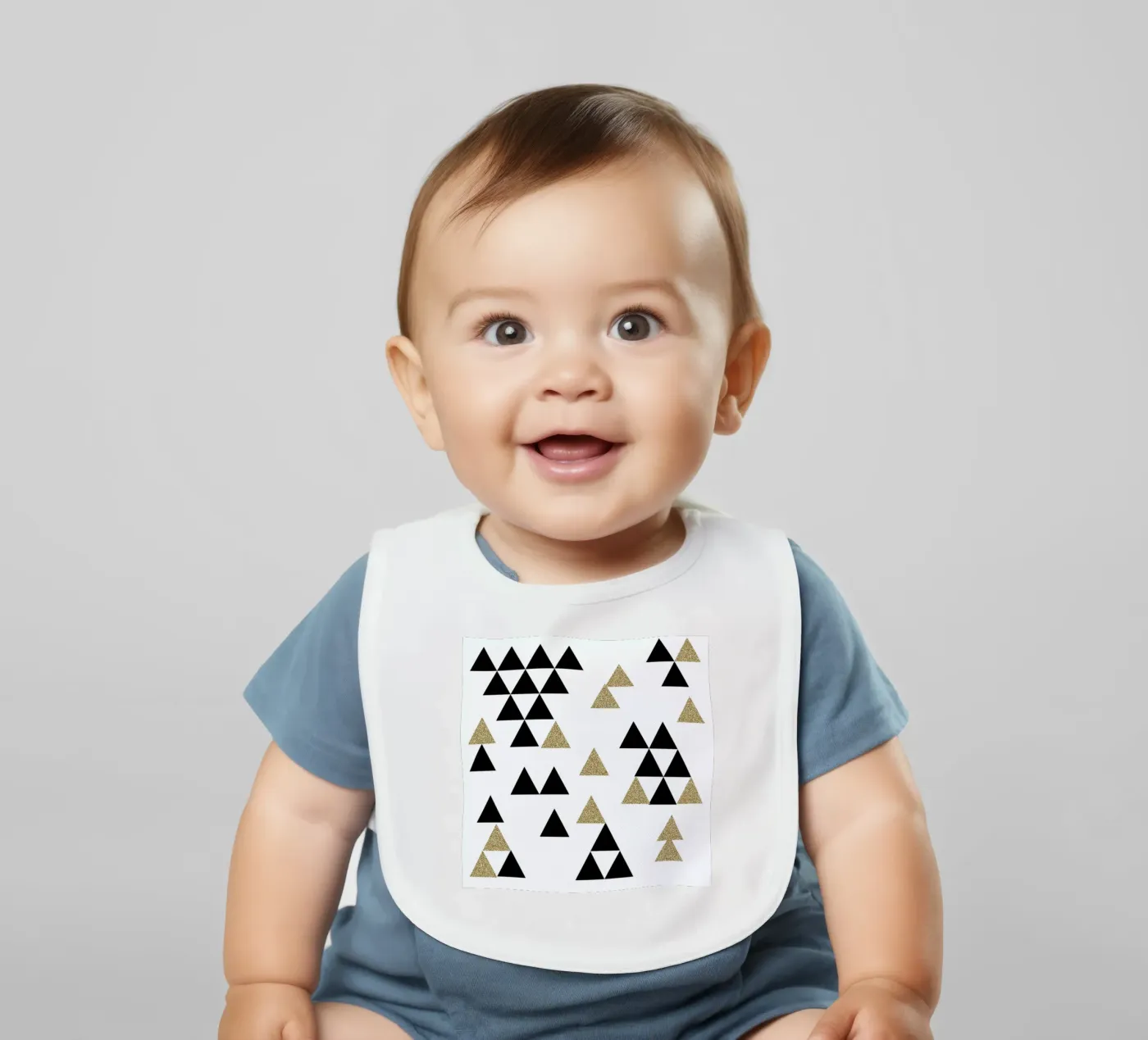 Triangle Town Babylätzchen von Charlotte Winter