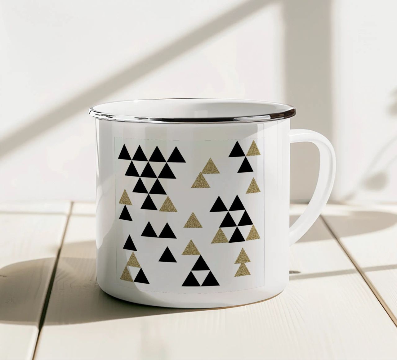 Triangle Town tazza in smalto da Charlotte Winter