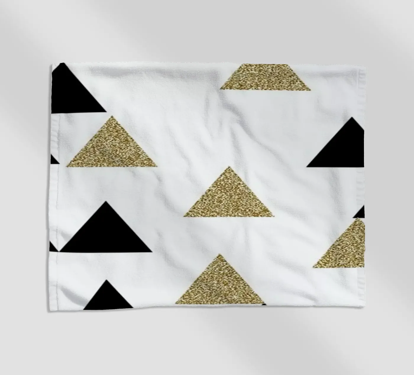 Triangle Town telo mare da Charlotte Winter