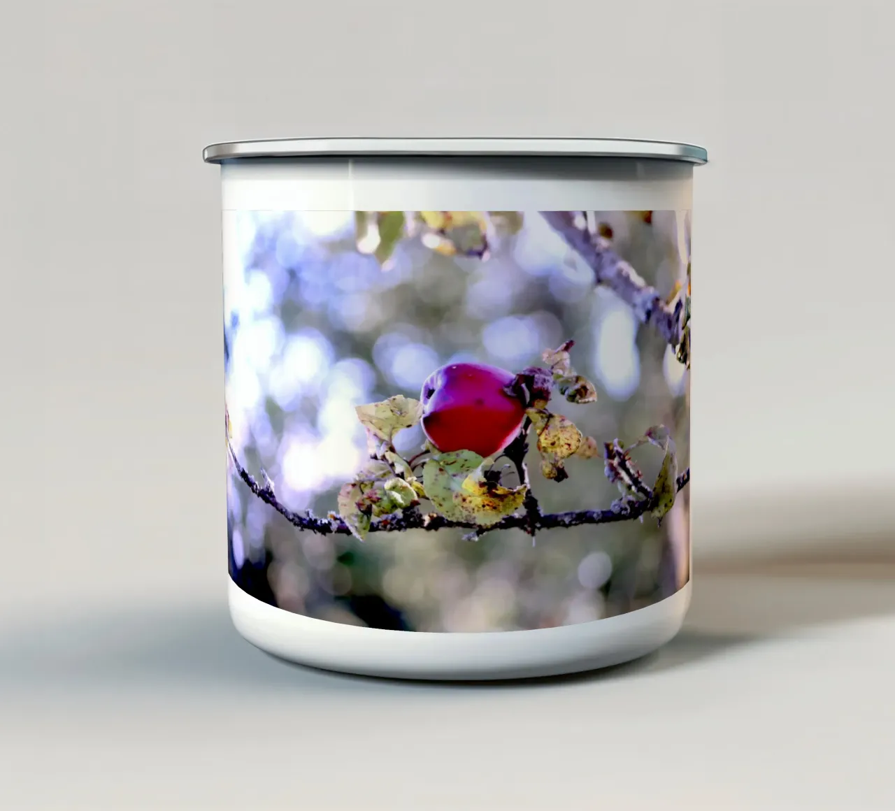 Der einsame Apfel am Baum Emaille Tasse von Alexandra Joseph Fotomomente