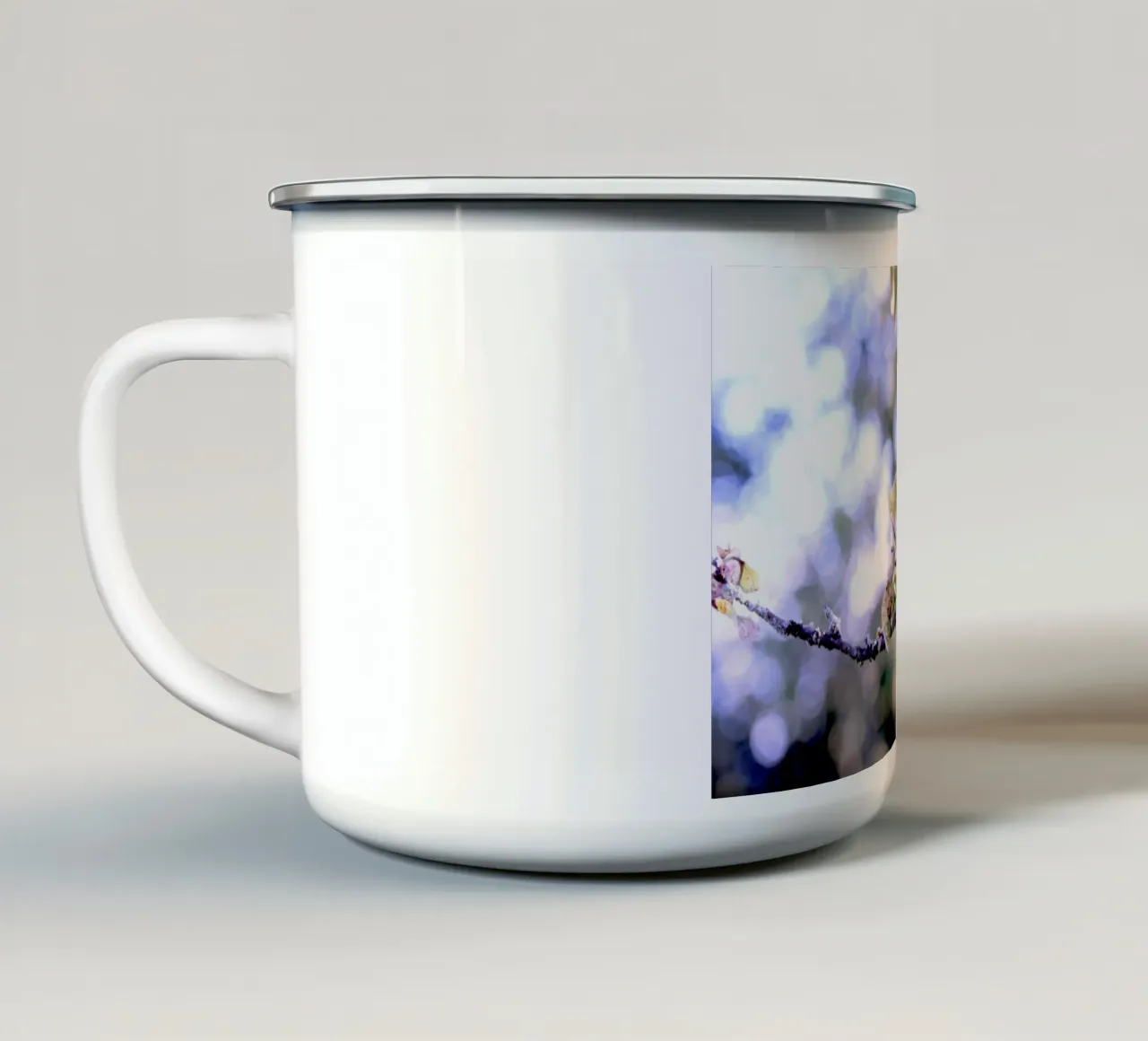 Der einsame Apfel am Baum Emaille Tasse von Alexandra Joseph Fotomomente