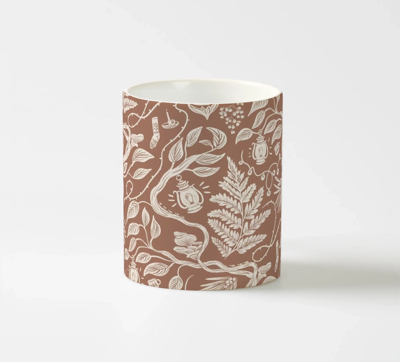 Cabincore Scene - Mocha Mousse Pantone Color tazza in ceramica da anisillustration