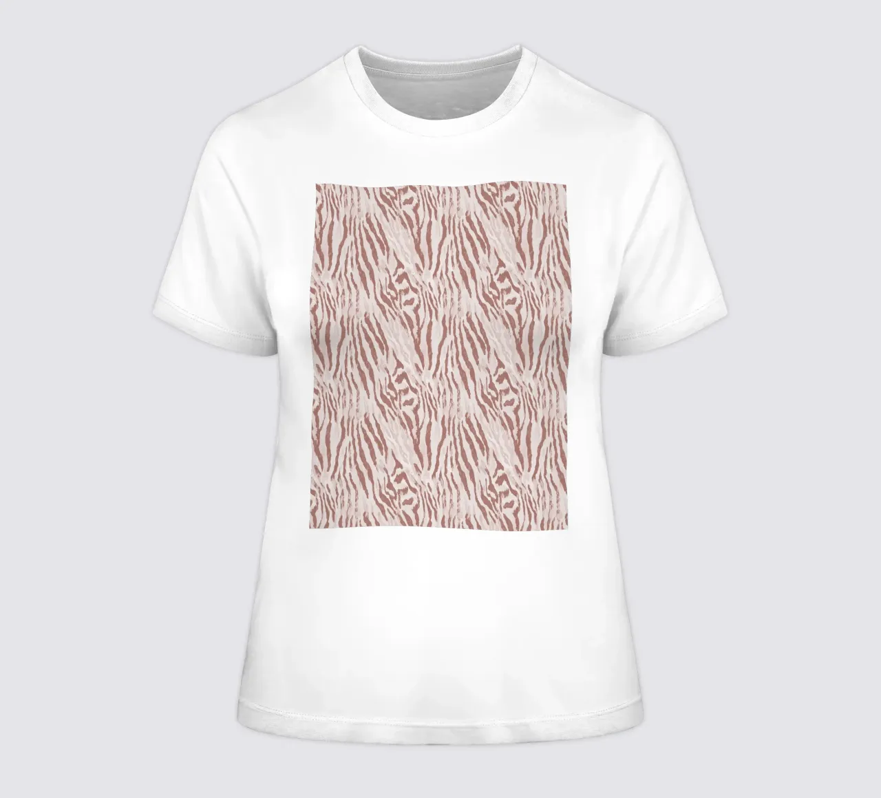 Zebra tijger dierenprint in mokka mousse bruin Boho Chic Y2K dames t-shirt getailleerd van Gentle Echoes Art
