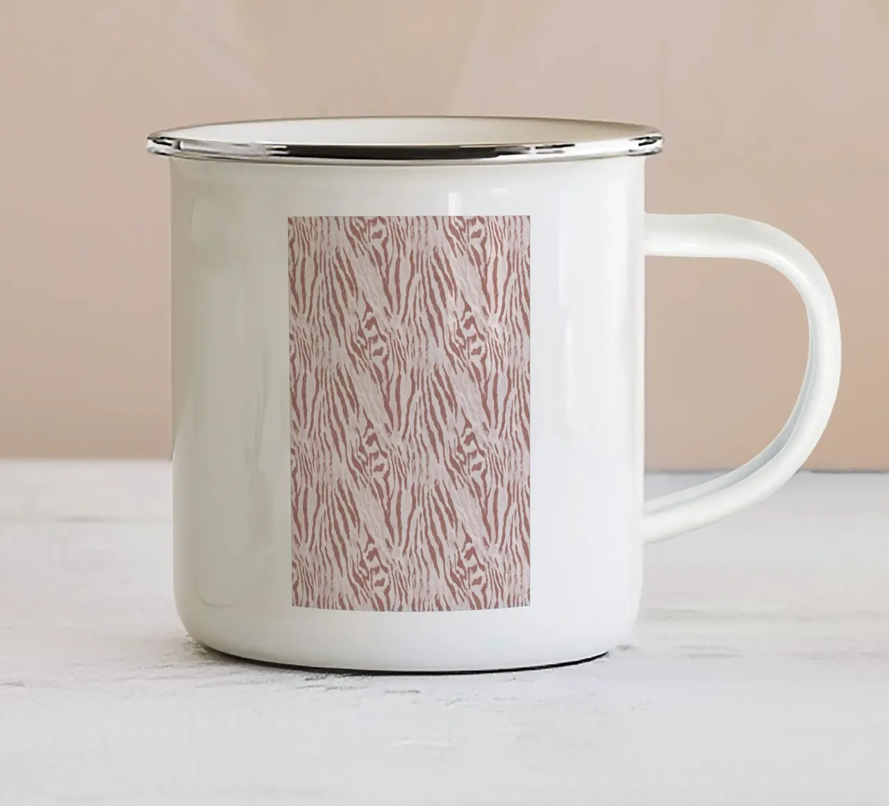 Zebra tijger dierenprint in mokka mousse bruin Boho Chic Y2K emaille mok van Gentle Echoes Art