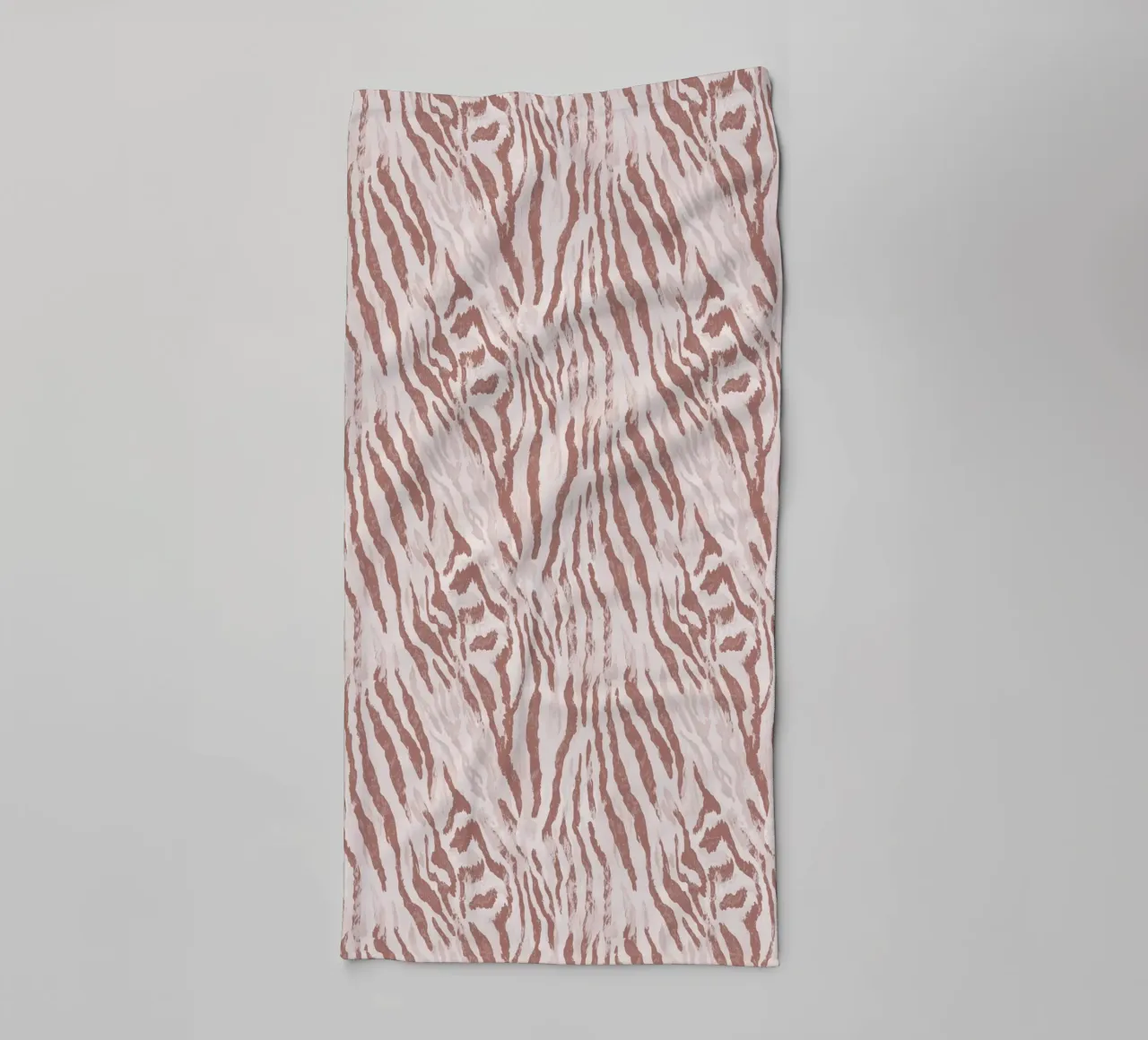 Zebra tijger dierenprint in mokka mousse bruin Boho Chic Y2K badhanddoek van Gentle Echoes Art