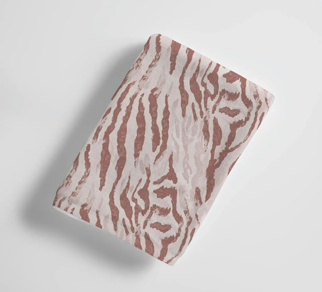Zebra tijger dierenprint in mokka mousse bruin Boho Chic Y2K badhanddoek van Gentle Echoes Art