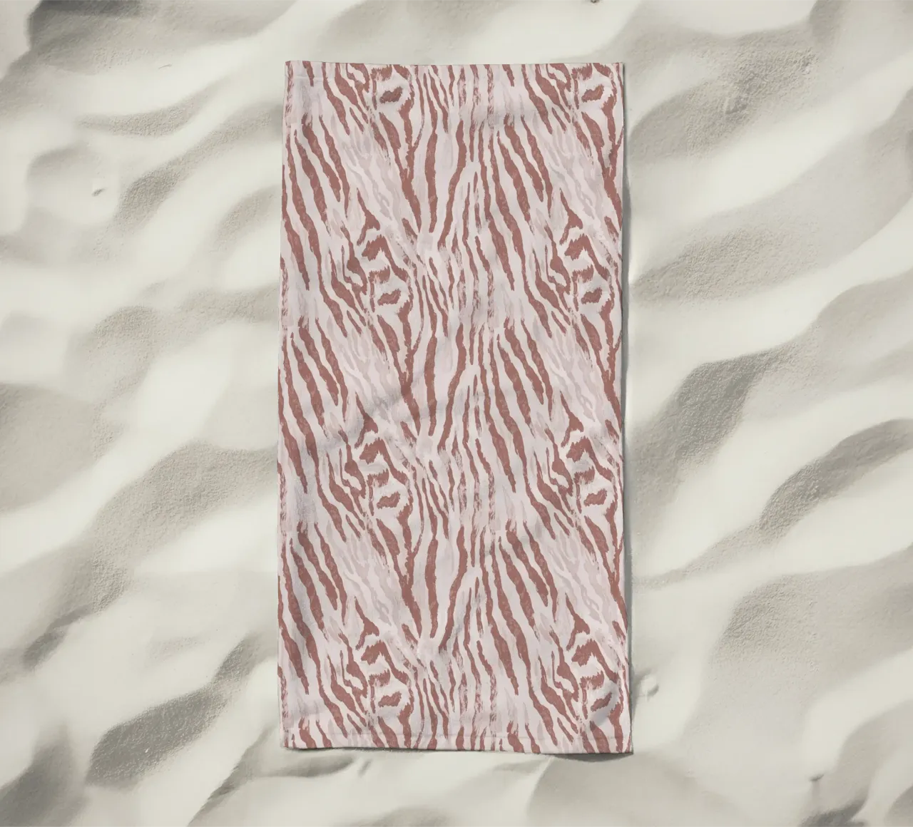 Zebra tijger dierenprint in mokka mousse bruin Boho Chic Y2K strandhanddoek van Gentle Echoes Art